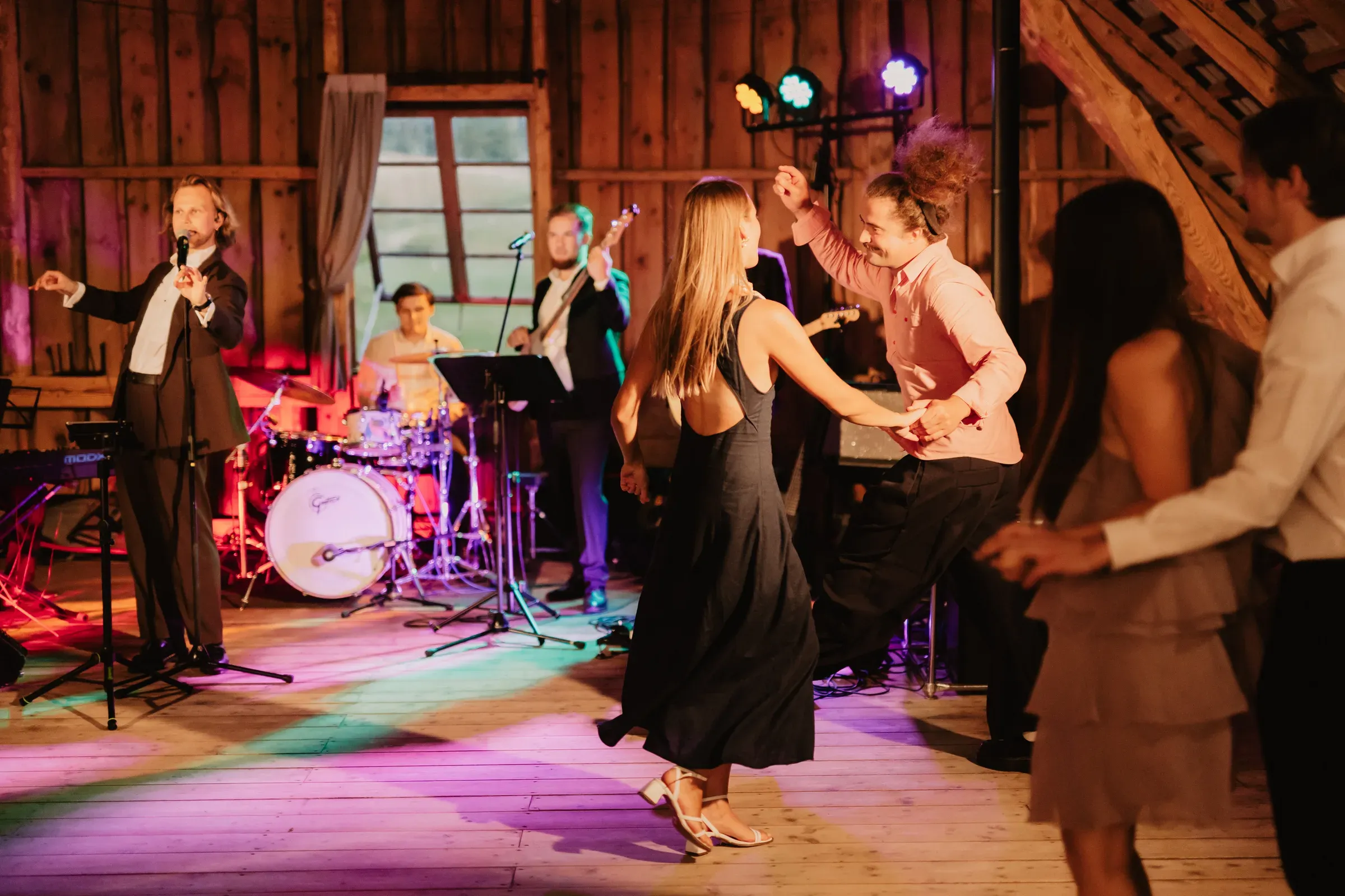 Kāzu viesi dejo pie dzīvās mūzikas